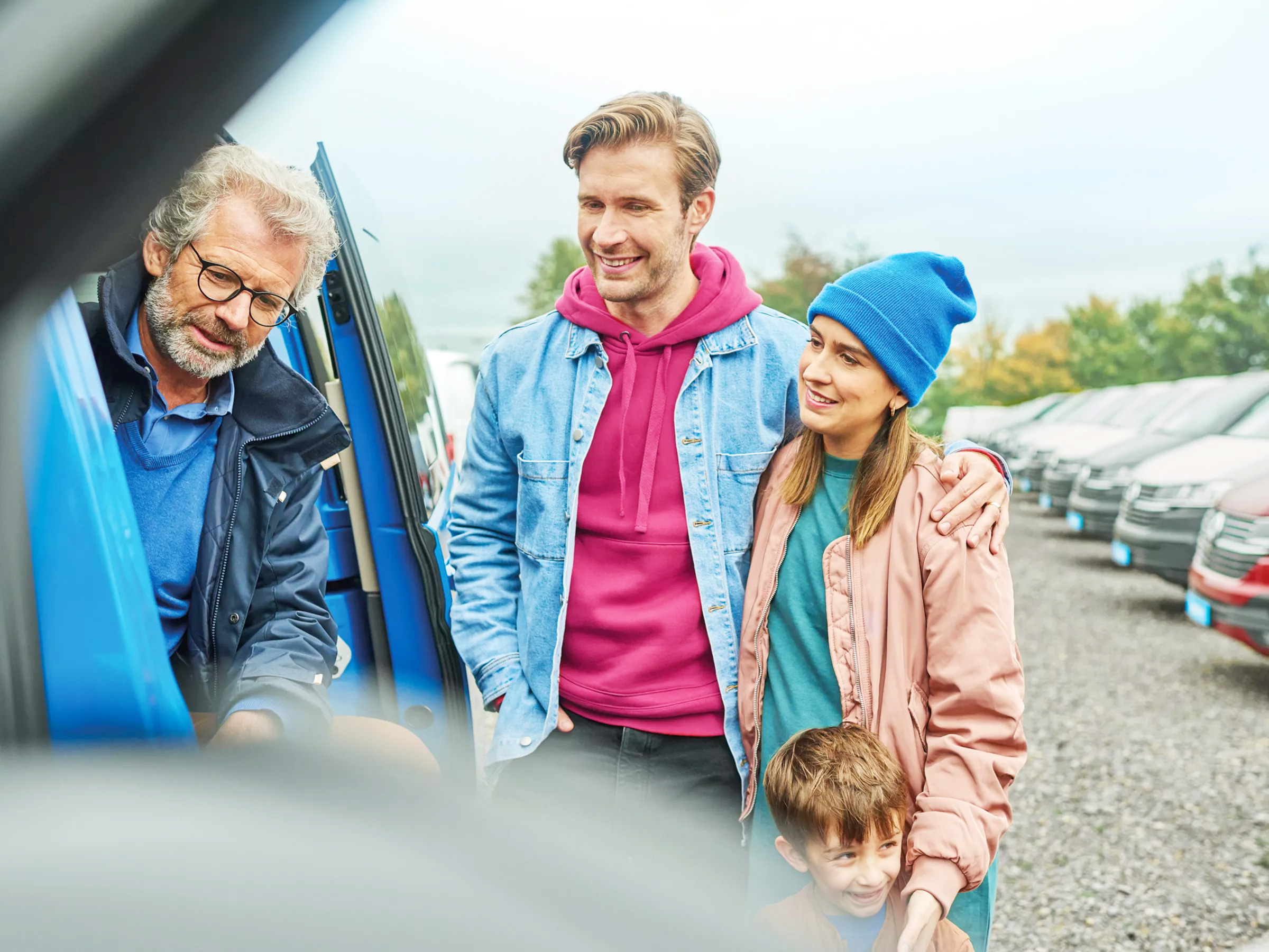 AWUS Profi Partner Landingpage Familie bekommt Nutzfahrzeug Gebrauchtwagen vorgestellt